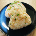 優木星's cooksnap of when they made お弁当にも！【鮭と大葉の揚げ玉おにぎり】.