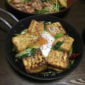 クロ８５'s cooksnap of when they made 九条ネギ＋絹厚揚げのアヒージョ炒め＋月見.