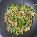 レイ、ユウママ's cooksnap of when they made 牛肉と豆苗炒め.