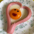 chocoraママ's cooksnap of when they made 魚肉ソーセージで♡ハートの目玉焼き.