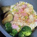 Rionaのおうち飯's cooksnap of when they made たっぷりウインナーのコンソメバター炒飯.
