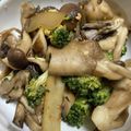 けんよこ's cooksnap of when they made 舞茸とブロッコリーの炒め物.
