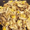 チョコあず's cooksnap of when they made 卵と舞茸の炒め物.