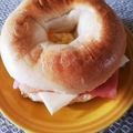 OHJIRO543's cooksnap of when they made 朝食に+*エッグベーコンベーグルサンド.