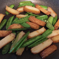 ヨッチこ's cooksnap of when they made うまっ！さつま揚げと絹さやのしょうが焼き.