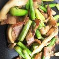 スーちゃん31's cooksnap of when they made きのことベーコンとアスパラ炒め.