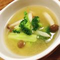 ちゃちゃまる26's cooksnap of when they made 簡単！ブロッコリーと舞茸のお味噌汁.
