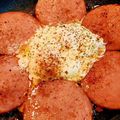 たにたーに's cooksnap of when they made 半熟目玉焼き焦がしバター醤油ハムエッグ丼.