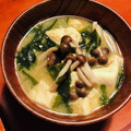 azbjbn's cooksnap of when they made 簡単・しめじと豆腐とワカメのお味噌汁.