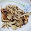 ねこのおかあさん☆'s cooksnap of when they made 舞茸＆椎茸のニンニク醤油バター炒め.
