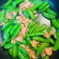 rose63☆'s cooksnap of when they made スナップエンドウとベーコンのガリバタ炒め.