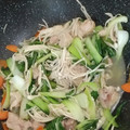 クックUL8OCM☆'s cooksnap of when they made 子供が喜ぶ鳥もも肉と青梗菜えのきの炒め物.
