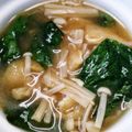 ☆とん吉☆'s cooksnap of when they made レタスの外葉で味噌汁.
