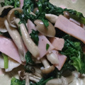 ＊もぐもぐ45＊'s cooksnap of when they made 簡単♪春菊としめじのガーリック炒め.