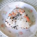 まこさんど's cooksnap of when they made おにぎりシリーズ9♡胡麻塩と鮭のおにぎり.