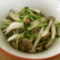 さおりん@料理特訓中's cooksnap of when they made レンジ☆豆苗しめじカニカマ胡麻マヨサラダ.