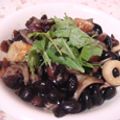 くっくのん's cooksnap of when they made 茹で黒豆と豚バラきのこの炒め物.
