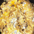 ゆーたんママ♪'s cooksnap of when they made 簡単♪油揚げきのこ玉ねぎのたまごとじ丼♪.