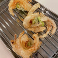 ゆうゆう715's cooksnap of when they made 旬の味　そらまめと新玉ねぎのかき揚げ.
