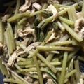 クックRKKOMT☆'s cooksnap of when they made ふきの下処理と油揚げとふきの煮物.
