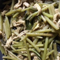 クックRKKOMT☆'s cooksnap of when they made ふきの下処理と油揚げとふきの煮物.