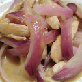 あや3069's cooksnap of when they made 鶏むね肉と紫玉ねぎの深煎りごま炒め.