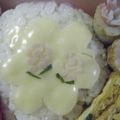 3姉妹ちゃんママ's cooksnap of when they made ハムで小さいバラの花。キャラ弁、おにぎり.