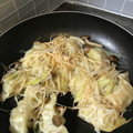 寝フク's cooksnap of when they made 長ネギ＆えのきと蒸し焼き餃子.