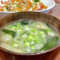 Superlittleboo's cooksnap of when they made 油揚げとワカメのお味噌汁・ネギを乗せて。.