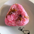 スーパーリンクス's cooksnap of when they made 〖桜でんぶと胡桃のおにぎり〗.