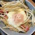 ばたみそーぱん☆'s cooksnap of when they made 簡単に♪もやし・ベーコン・卵の巣籠もり.