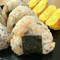 きっかママ's cooksnap of when they made シャケと塩昆布とマヨの絶品おにぎり.