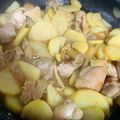 える°'s cooksnap of when they made 鶏ももとじゃがいものこってり炒め.