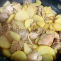 える°'s cooksnap of when they made 鶏ももとじゃがいものこってり炒め.