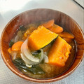 azbjbn's cooksnap of when they made かぼちゃと玉ねぎと人参とワカメの味噌汁.