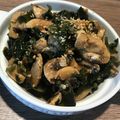 Yokchina's cooksnap of when they made マッシュルームと若布の胡麻酢和え.