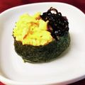 SUNMOONMOM's cooksnap of when they made いり卵よろこんぶの縁起結び♡おにぎり.