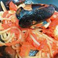 tekkokko☆'s cooksnap of when they made コストコのムール貝で作る海鮮トマトパスタ.