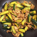 さゆ19はる9's cooksnap of when they made きゅうりと豚こまの簡単炒め.