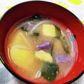 SUNMOONMOM's cooksnap of when they made じゃが芋と玉葱とわかめの味噌汁.