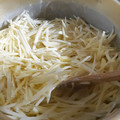 １８７５'s cooksnap of when they made お魚のソーセージとじゃがいも葱塩昆布炒め.