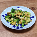 ワダーキコ's cooksnap of when they made 鶏もも肉とズッキーニの簡単カレー粉炒め物.