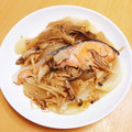 ★ぴよぴよ501★'s cooksnap of when they made 鮭と玉ねぎとしめじのレンジ蒸し.
