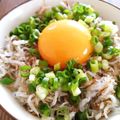 NoraDoraママ's cooksnap of when they made 簡単しらすのマヨソテー丼。卵黄乗せ.