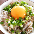 NoraDoraママ's cooksnap of when they made 簡単しらすのマヨソテー丼。卵黄乗せ.