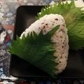 ☆hikonyan☆'s cooksnap of when they made ゆかりのおにぎり☆青じそ巻き.