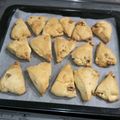ヨシエ＊・Θ・）'s cooksnap of when they made ホットケーキMIXチョコチャンクスコーン.