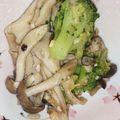 ＊ちゃちゅ＊'s cooksnap of when they made きのことブロッコリーのにんにく炒め.