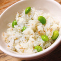 ちゃちゃまる26's cooksnap of when they made 簡単♪しらすと枝豆の梅こんぶ茶混ぜご飯.