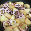 Hanachan13's cooksnap of when they made イカとポテトのアヒージョ.